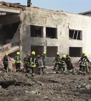 Рятувальники завершили розбір завалів на місці ракетного удару у Франківську. ФОТОРЕПОРТАЖ