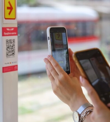У запорізьких трамваях і тролейбусах оновлюють наліпки з QR-кодами для оплати проїзду