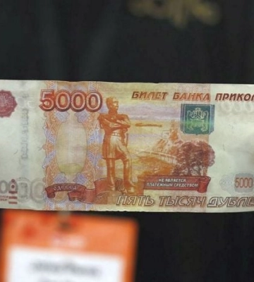 Жительница оккупированного Мелитополя «ограбила» магазин с помощью купюры «Банка Приколов»