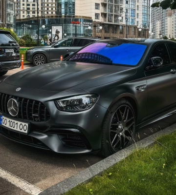 Их изготовили всего 999: в Киеве заметили редкий заряженный Mercedes 