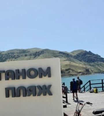 Две части пляжа «Меганом» в прифронтовом Крыму (фотогалерея)
