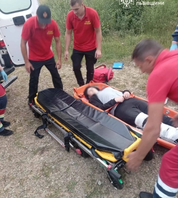 На Львівщині рятувальники спустили з гір хлопчика, який пошкодив ногу - ФОТО