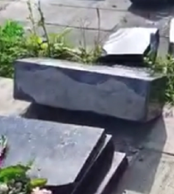 У селищі на Ковельщині буревій понищив пам’ятники на кладовищі. Відео