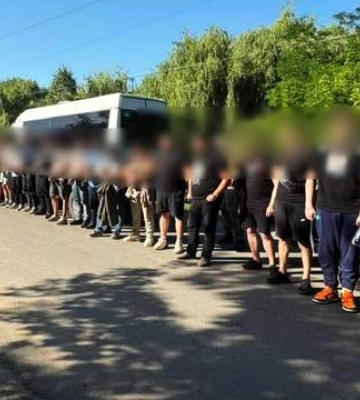 &quot;Кортеж&quot; у складі 4-х мікроавтобусів: на Одещині затримали рекордну кількість ухилянтів