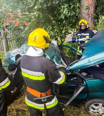 У селі на Рівненщині легковик в`їхав у дерево: є загиблий