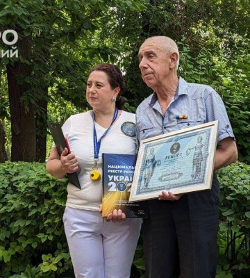 Донор з Дніпра встановив рекорд України, здавши 650 літрів крові за майже пів століття