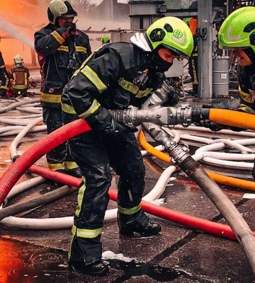 На Київщині ліквідували пожежу на промисловому підприємстві, яка виникла три дні тому внаслідок удару РФ — фото