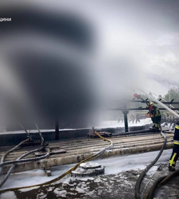 На Київщині ліквідували пожежу на промисловому підприємстві, яка виникла три дні тому внаслідок удару РФ — фото