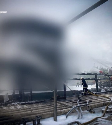 Трое суток борьбы с огнем: на Киевщине ликвидированы пожар после удара по промышленному объекту