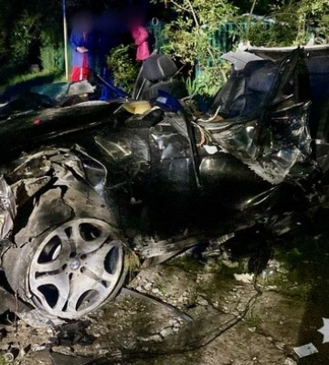 Двоє загинули, третій — у лікарні: на Одещині BMW влетіло в електроопору
