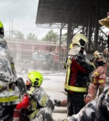 На Київщині ліквідували пожежу після ворожої атаки: ФОТО