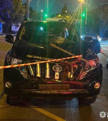 В Киеве водитель проехал на красный, начал уезжать от полиции и насмерть сбил человека