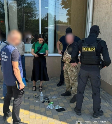 Майже 1000 доларів за уникнення мобілізації: в Одесі на хабарництві викрили військовослужбовця