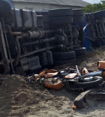 Двоє підлітків загинули в ДТП в окупованому Станично-Луганському районі: мотоцикл потрапив під зерновоз
