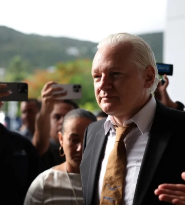 Основатель WikiLeaks Ассанж официально вышел на свободу после сделки с США Основатель WikiLeaks Ассанж официально вышел на свободу после сделки с США