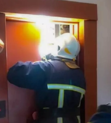 У Франківську через відключення електроенергії дитина застрягла у ліфті. ФОТО