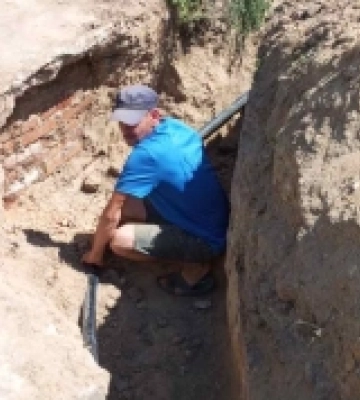 Комунальники Болграда встановили нову трубу водопостачання по вулиці Караманєва