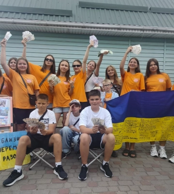 Волинські волонтери-пончикісти завітали на митницю (Фото)