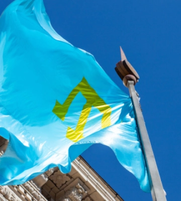На флагштоку КМДА підняли кримськотатарський прапор