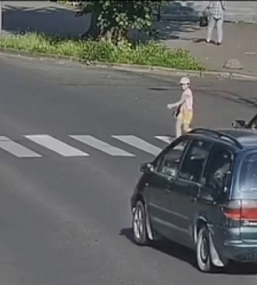 Встиг повернути: у Луцьку легковик ледь не збив дитину на переході (відео)