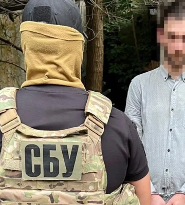 В Одесі затримали двох підозрюваних у підпалі авто українських військових на замовлення ФСБ