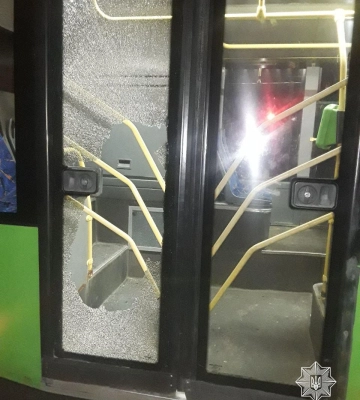 У Харкові хулігани розбили скло в дверях тролейбуса 