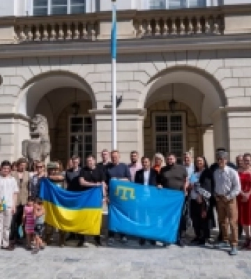 У Львові біля Ратуші підняли кримськотатарський прапор