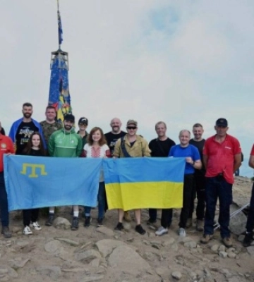 Кримськотатарський прапор розгорнули на Говерлі