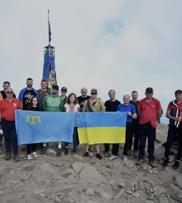 Центр Києва прикрасили до Дня кримськотатарського прапора