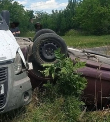 На Волині бус зніс легковик у кювет, авто перекинулося 