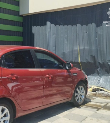 Водійка на Kia в&#039;їхала у торговий павільйон в Кропивницькому 