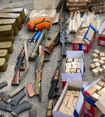 Гранати, автомати та тисячі набоїв: у трьох регіонах України викрили торговців трофейною зброєю