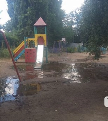 Витік води на дитмайданчик та його незадовільний стан: скарги мешканців Покровського району Кривого Рогу