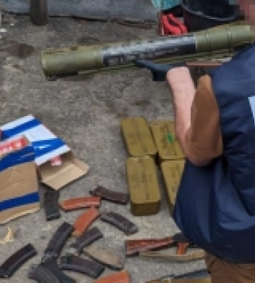 СБУ викрила мережу незаконного продажу зброї криміналітету: вилучили гранатомети, автомати і тисячі патронів