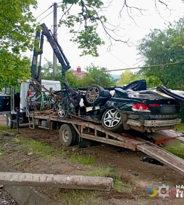 Двоє загинули, третій — у лікарні: на Одещині BMW влетіло в електроопору