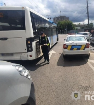 У Луцьку п'яний водій Renault врізався у маршрутку