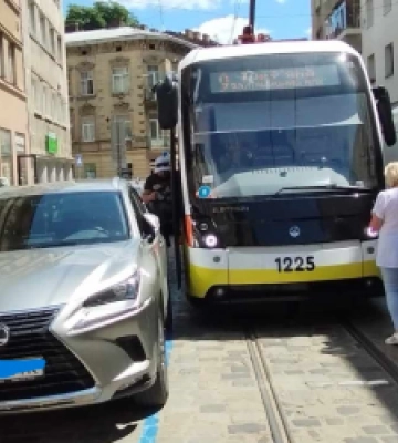 У Львові неправильно припаркований Lexus заблокував рух трамваїв (ФОТО) 