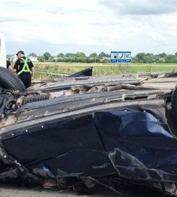На Полтавщині «Mazda» перекинулася після удару з вантажівкою