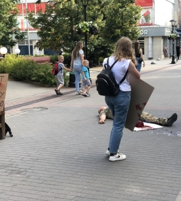 Війна триває: у центрі Луцька поранені бійці влаштували промовисту акцію 