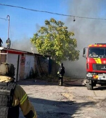 Двоє рятувальників зазнали поранень через повторний обстріл росіянами Херсону