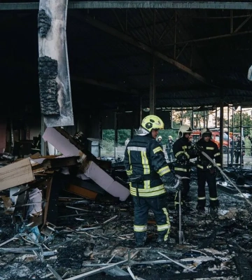 У Києві сталася масштабна пожежа на ринку «Юність», відео