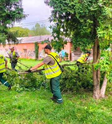 «Вихор в центрі Рівного крутив металеві рейки, наче пір’їнки», — розповідають очевидці