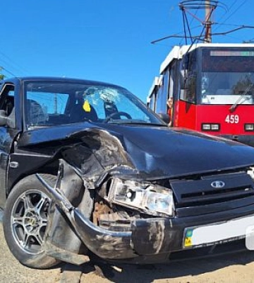 ВАЗ зіштовхнувся з КАМАЗом: у Кривому Розі сталася ДТП