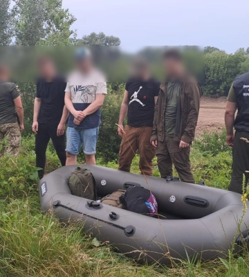 На Закарпатті семеро чоловіків планували перепливати Тису. Чотирьом із них допомагали діти