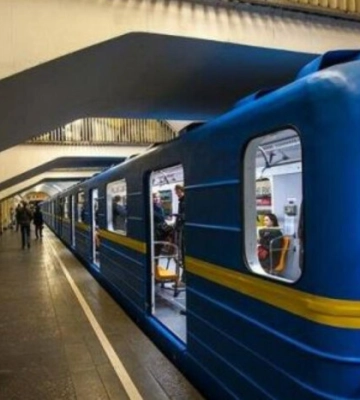У Києві пасажир потрапив під потяг метро. Низка станцій зачинена