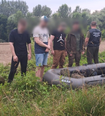 На Закарпатті семеро чоловіків планували перепливати Тису. Чотирьом із них допомагали діти
