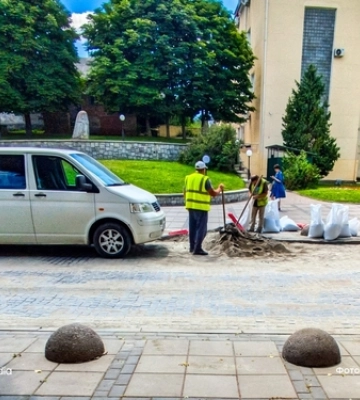 У центрі Луцька бруківку рятують, бо вона «ходить» 