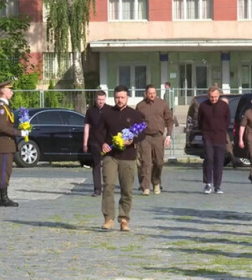 Зеленський прибув із неоголошеним візитом до Львова: Вшанував пам’ять полеглих воїнів на Марсовому полі Личаківського кладовища. ВIДЕО