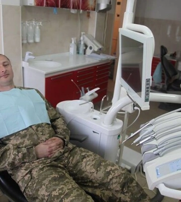 Військовослужбовці та ветерани можуть скористатися безкоштовним зубопротезуванням: куди звертатися
