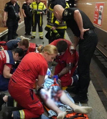 У Києві чоловіка витягли з-під вагона метро: у ДСНС кажуть, у нього шок, але ампутації ніг не було